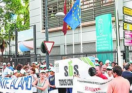 Pancartas en la concentración frente a Agricultura, ayer.