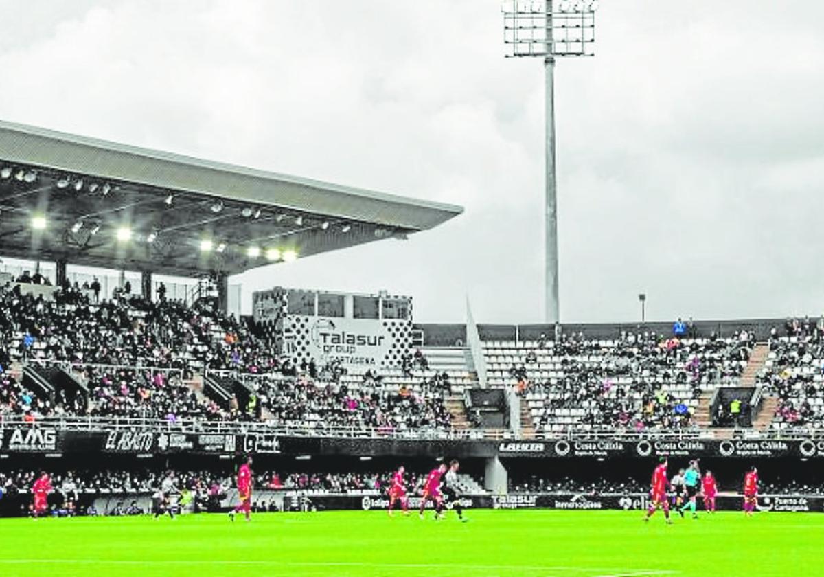 Parte del graderío del Cartagonova en UN partido contra el Zaragoza, con el módulo de la UCO al fondo.