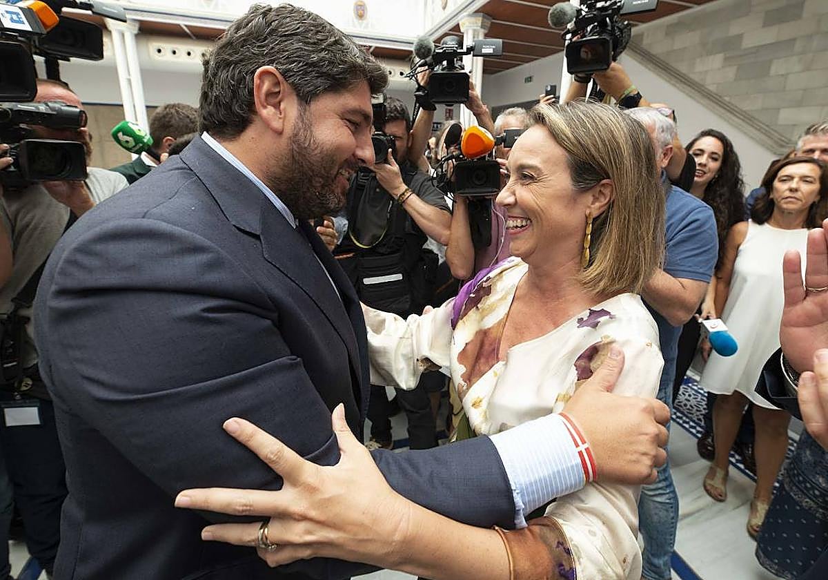 Cuca Gamarra abraza al recién investido como presidente de la Comunidad, Fernando López Miras, este jueves.