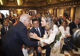 Cuca Gamarra saluda al padre de López Miras, en la sala de invitados de la Asamblea.