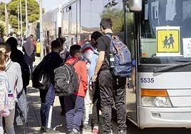 Un grupo de alumnos sube a un autobús escolar, en una imagen de archivo.