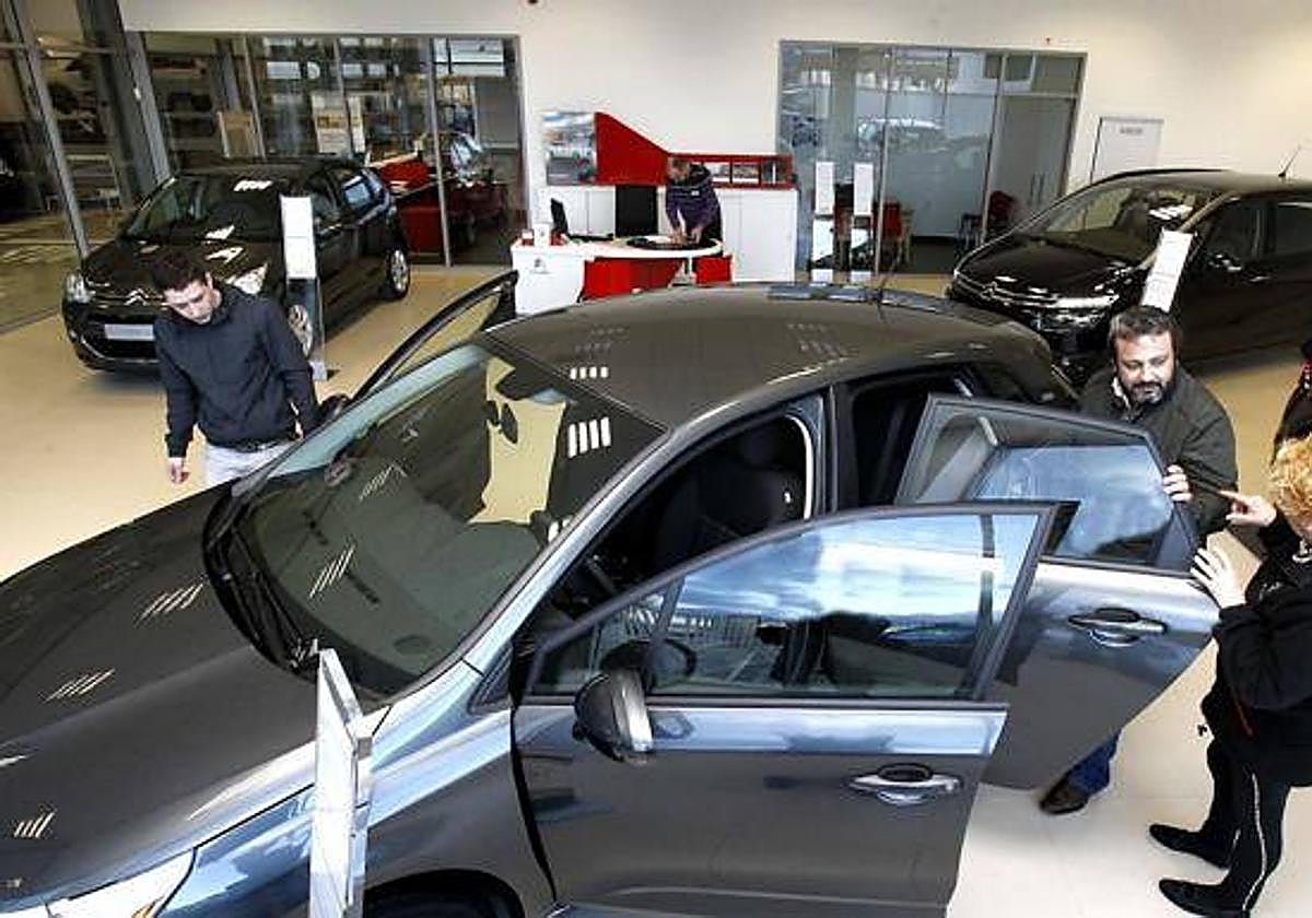 Clientes en un concesionario, en una foto de archivo.