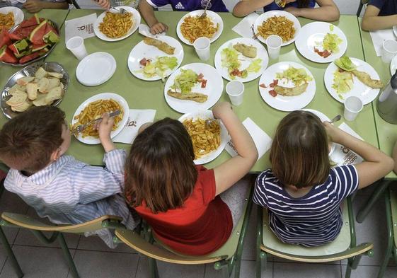 Niños comen en el comedor de un colegio en una imagen de archivo.