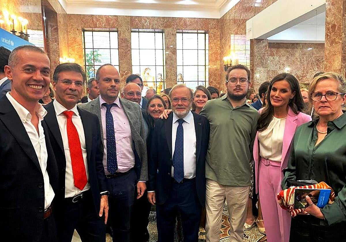 Raúl Sánchez (cirujano), Ángel Aroca (jefe de la Unidad), Javier Cobas (Subgerente de La Paz), Rafael Pérez-Santamaría (Gerente de La Paz), Domingo (un paciente), la Reina Letizia, y la madre de Domingo.