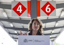 La ministra de Transportes en funciones, Raquel Sánchez, durante su visita a la estación ferroviaria de Xátiva, este viernes.