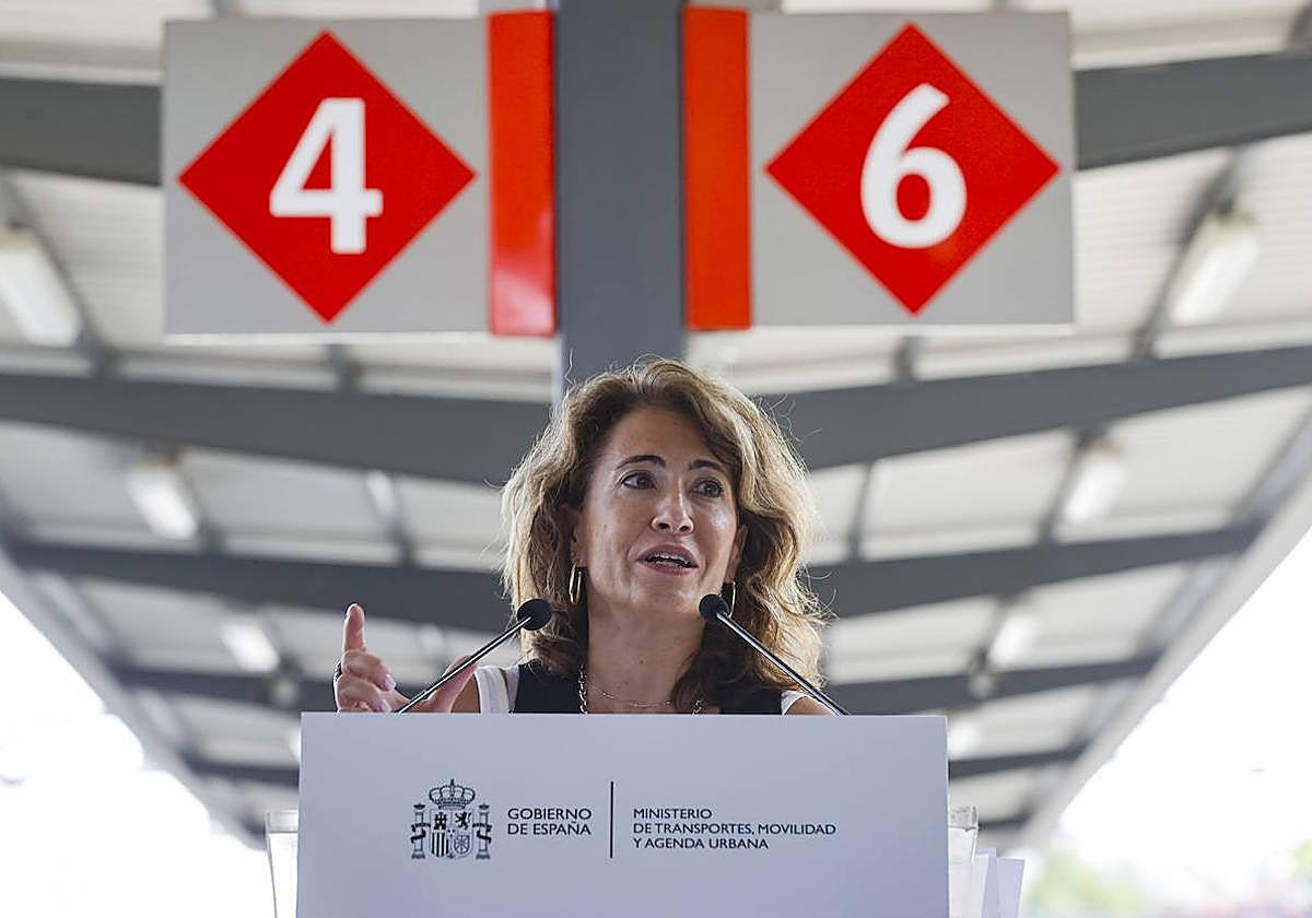 La ministra de Transportes en funciones, Raquel Sánchez, durante su visita a la estación ferroviaria de Xátiva, este viernes.