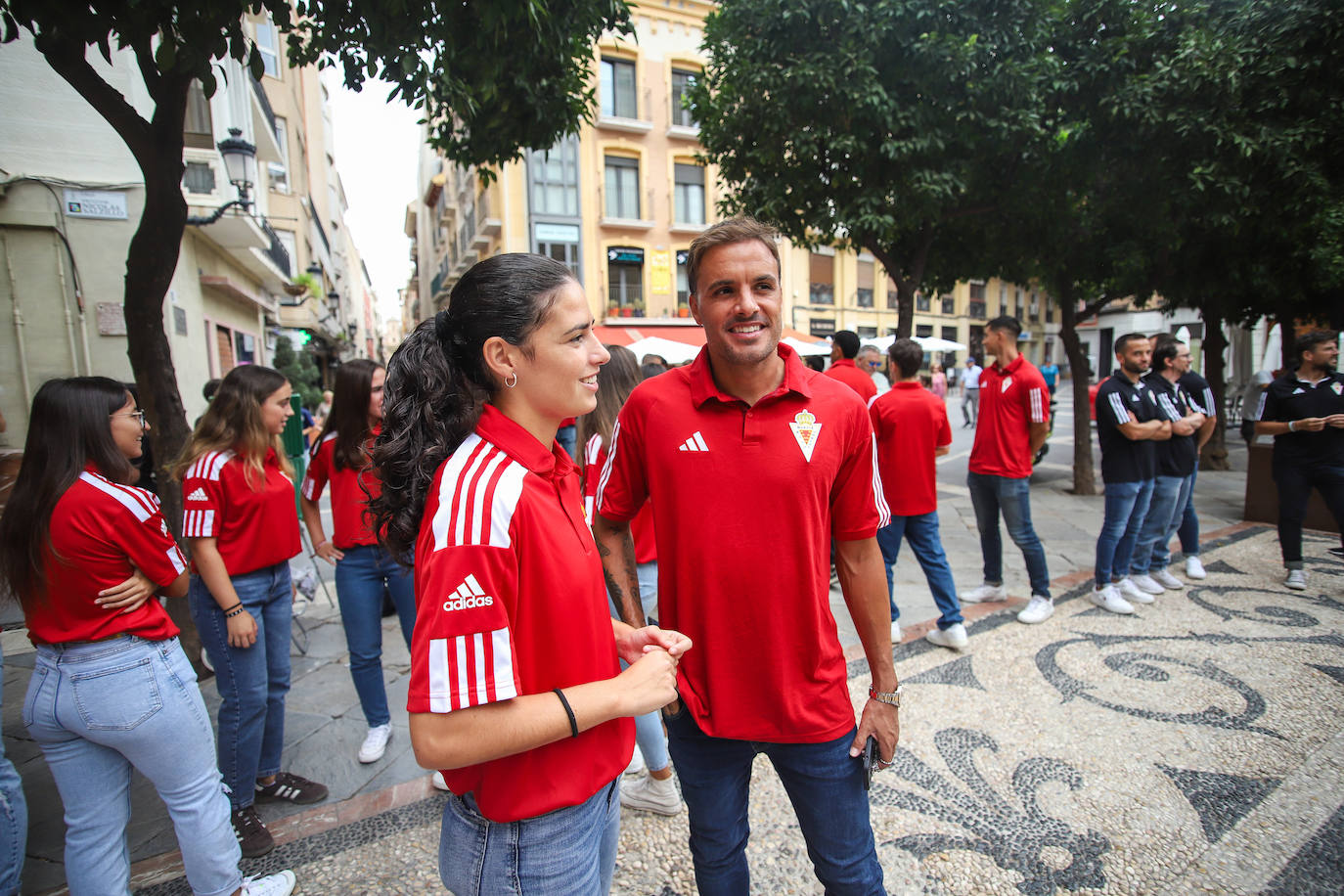 Tradicional ofrenda floral del Real Murcia en la Catedral