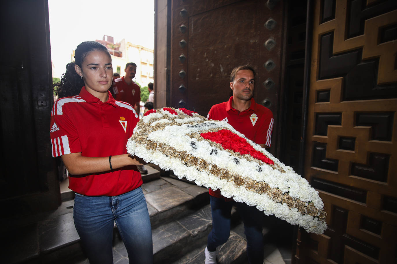 Tradicional ofrenda floral del Real Murcia en la Catedral