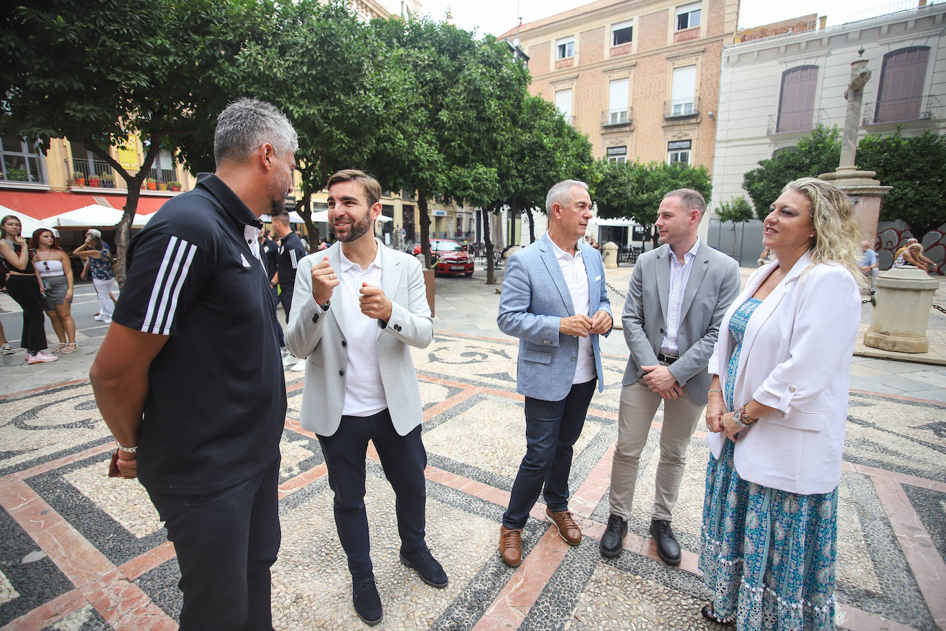 Tradicional ofrenda floral del Real Murcia en la Catedral