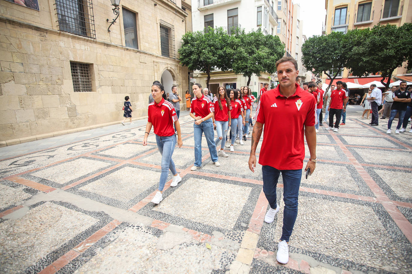 Tradicional ofrenda floral del Real Murcia en la Catedral