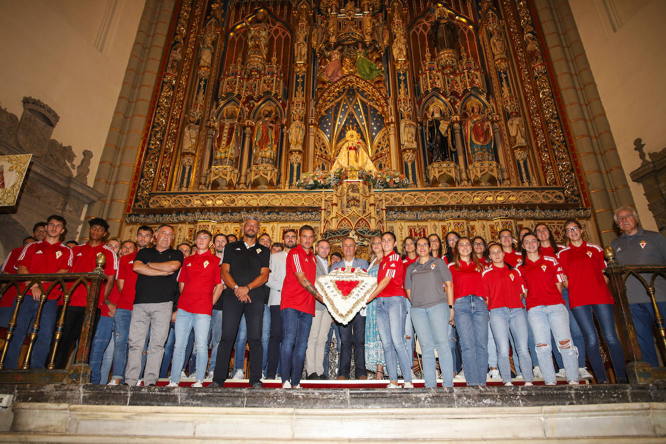 Tradicional ofrenda floral del Real Murcia en la Catedral