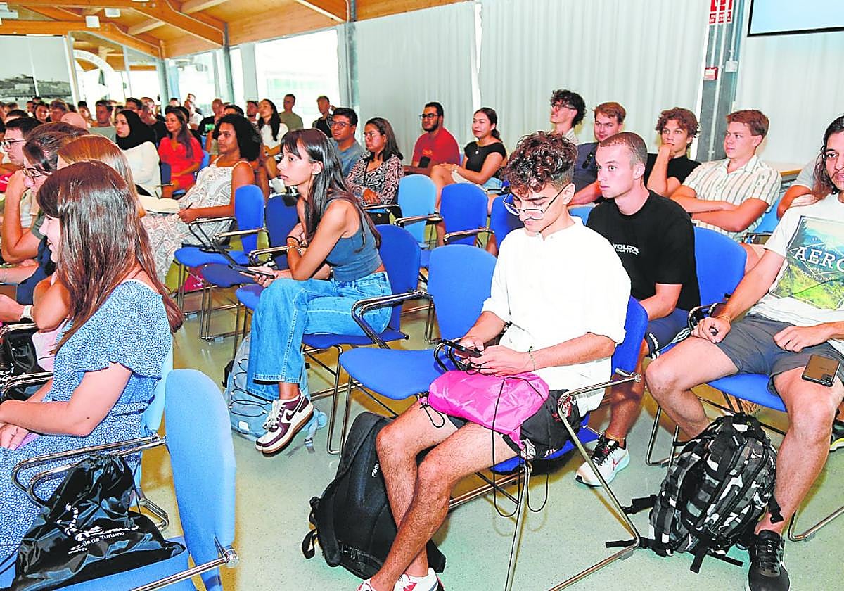 Alumnos en el salón de actos de la Facultad de Ciencias del Empresa, en el acto de bienvenida.