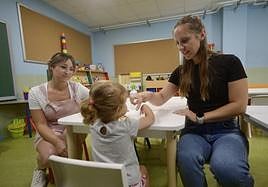 Carla, con las dos técnicos de Educación Infantil que la atenderán junto a otros 19 niños este curso.