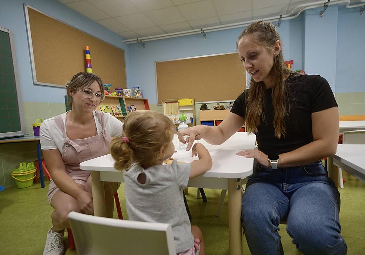 Carla, con las dos técnicos de Educación Infantil que la atenderán junto a otros 19 niños este curso.