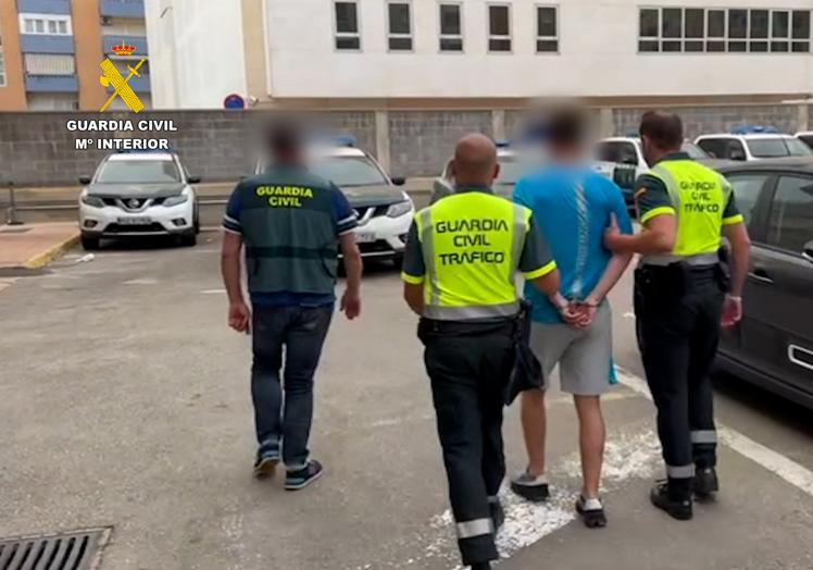 El detenido es trasladado a los juzgados por la Guardia Civil.