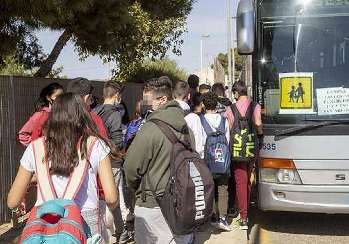 Alumnos de un centro de Cartagena suben a un autobús de transporte escolar, en una imagen de archivo.