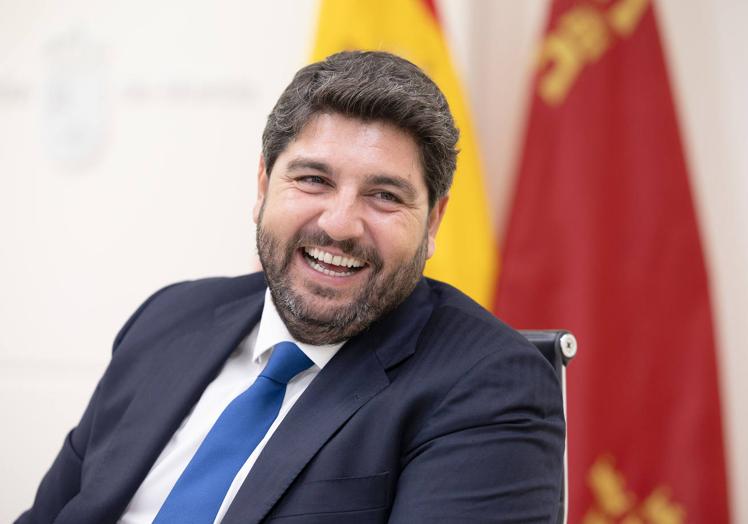Imagen principal - López Miras en diferentes momentos durante su entrevista con LA VERDAD. 