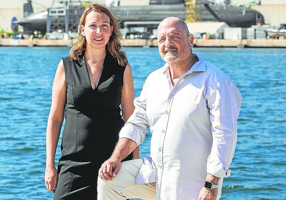 Pilar García y Augusto Prego, en el muelle; al fondo, el nuevo 'Isaac Peral' en el carenero.