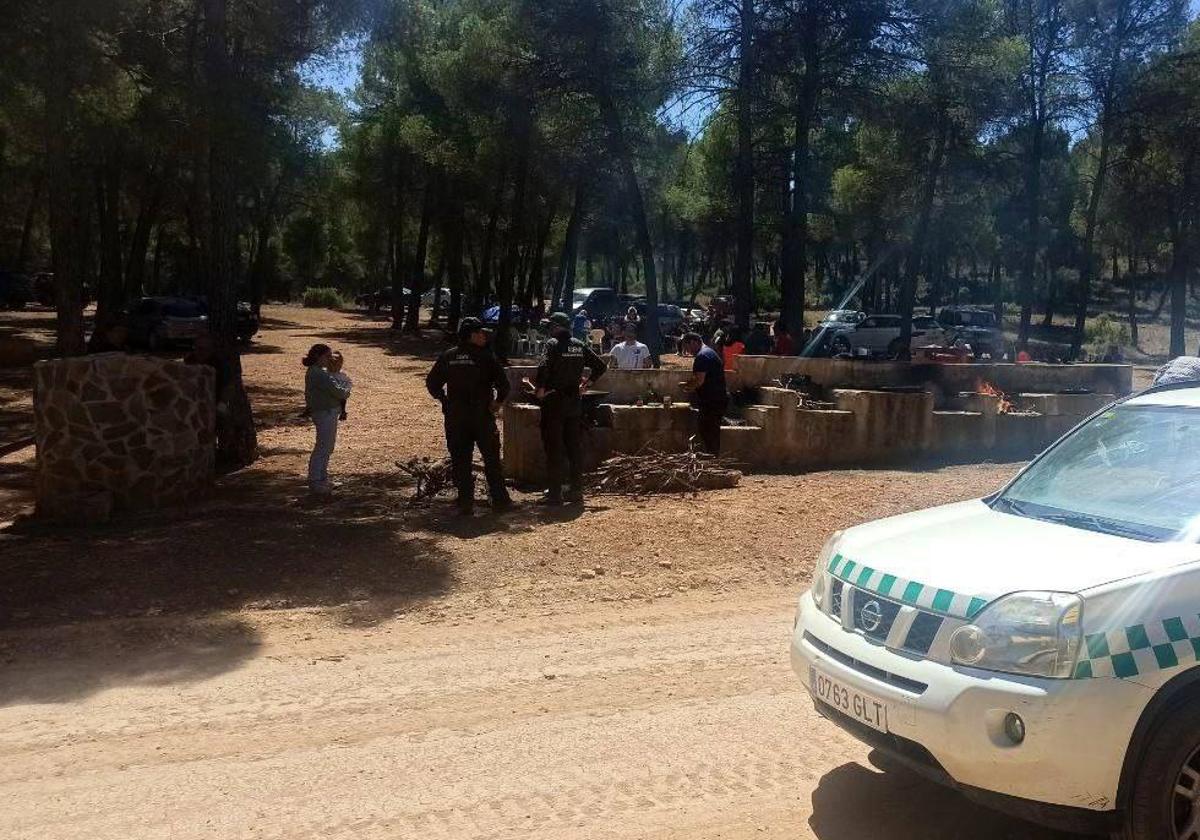 Dos agentes del dispositivo medioambientales supervisan una zona de pícnic en El Valle.