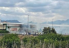 Bomberos tratan de sofocar las llamas.