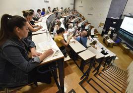 Aspirantes a auxiliar educativo, este domingo durante el examen, en un aula del Campus de Espinardo.