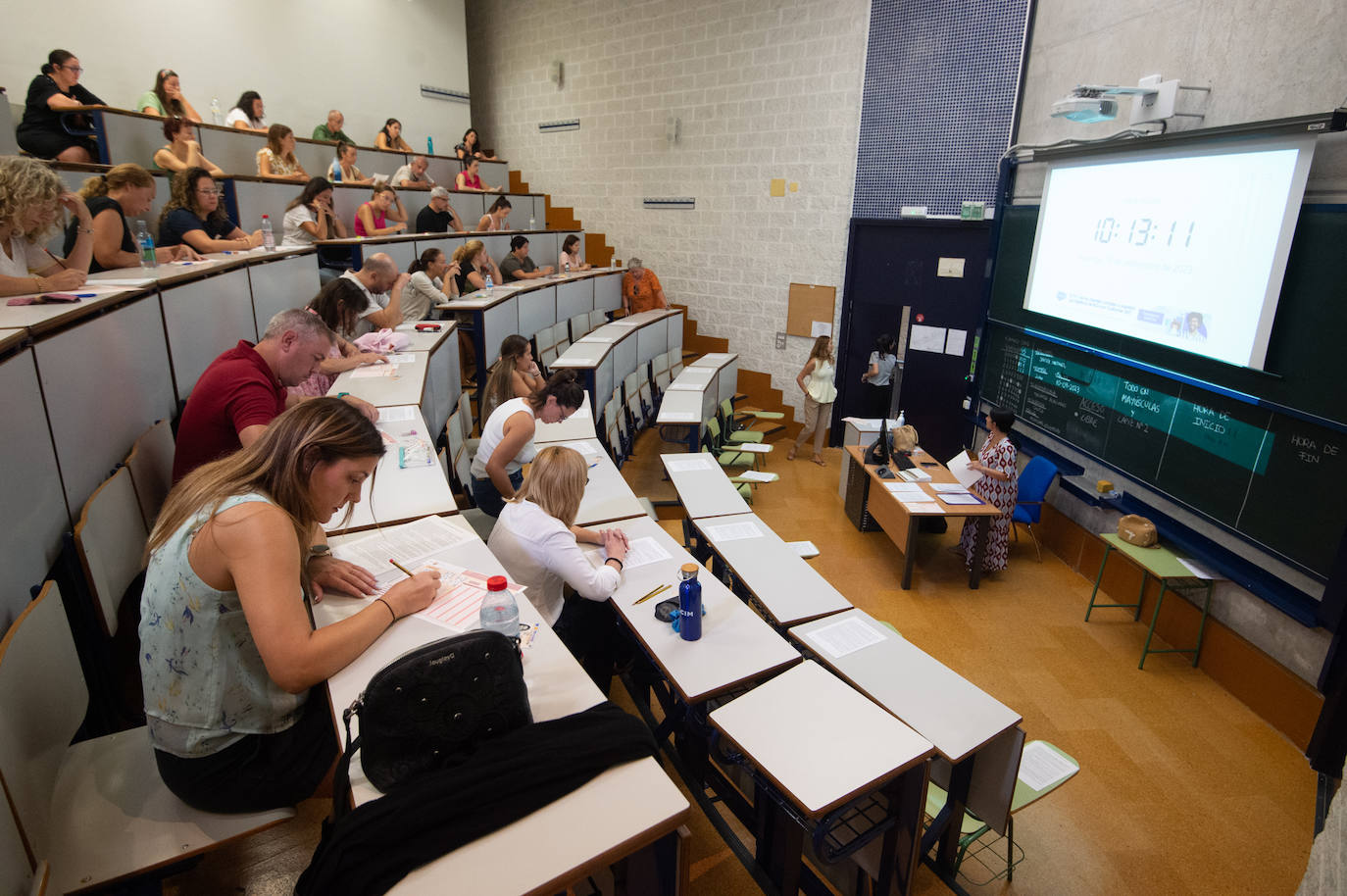 Las oposiciones a auxiliar educativo de 2023 en la Región de Murcia, en imágenes