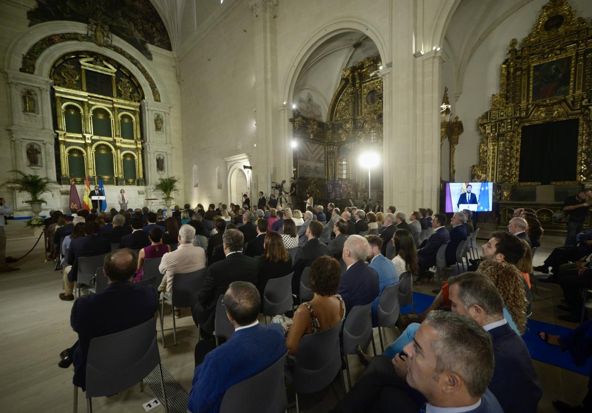 López Miras realiza su discurso de toma de posesión ante los cerca de 250 asistentes, este lunes en la iglesia de San Esteban.