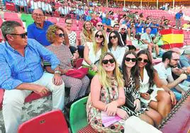 Público muy variado se acercó ayer a la plaza de toros de Murcia para disfrutar del primer festejo de la Feria de Septiembre.