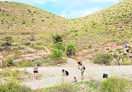 Varios voluntarios, durante la limpieza en el cauce de la rambla.