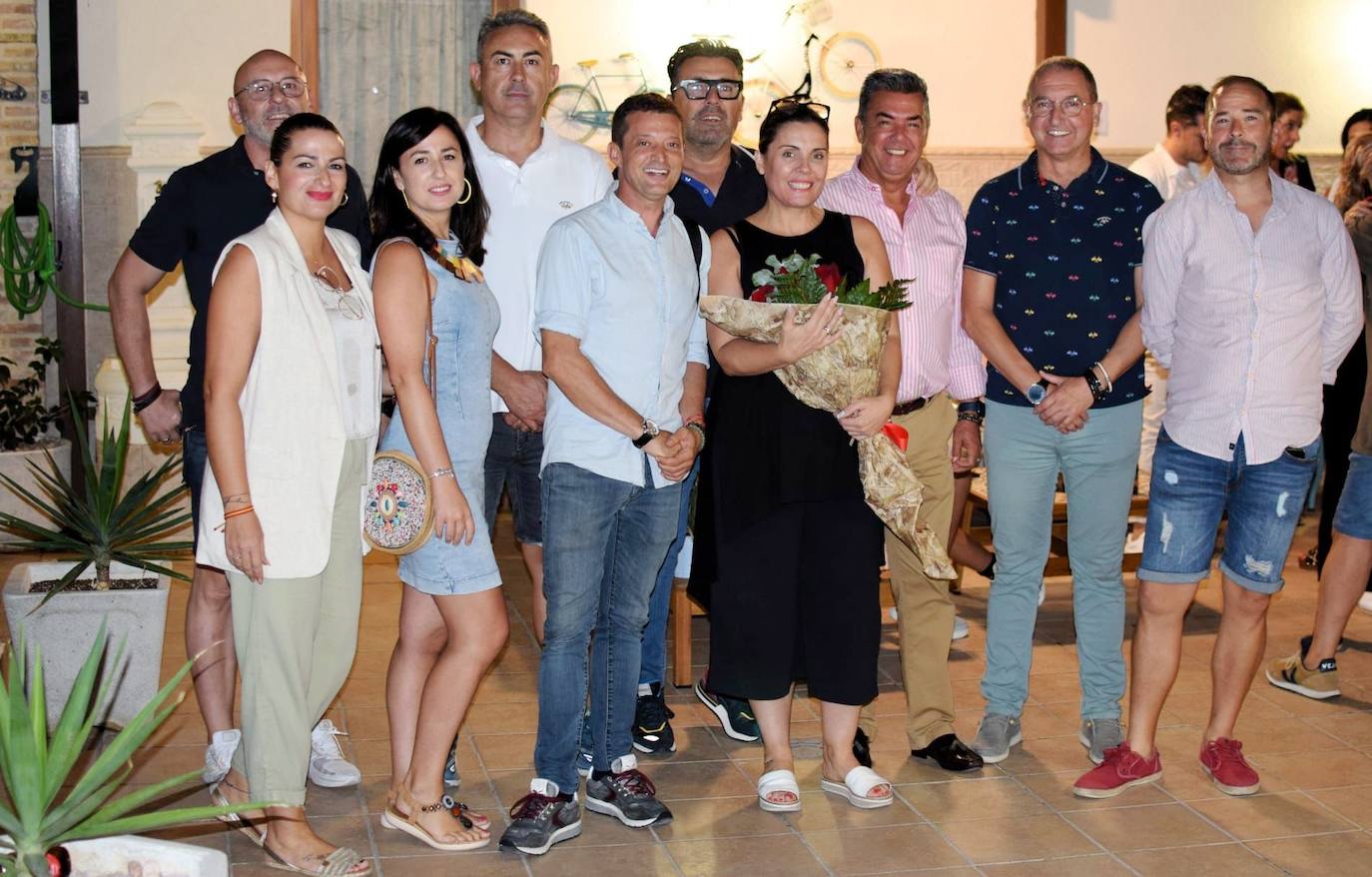 María José Polo, en el centro con un ramo de rosa, posa junto a la Directiva del Bando Moro