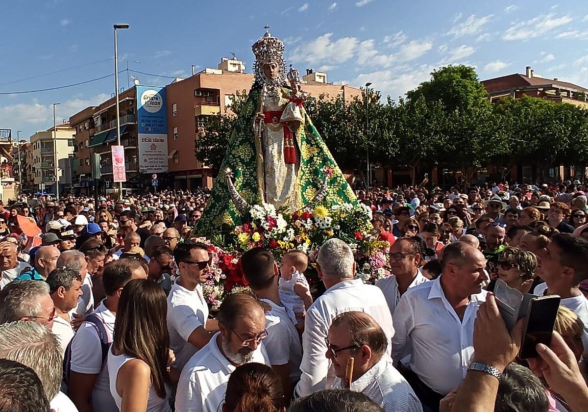 La imagen de la Fuensanta, a su paso por la pedanía de Algezares.