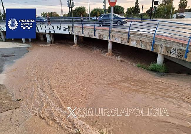 La rambla de Churra, llena de agua este martes.
