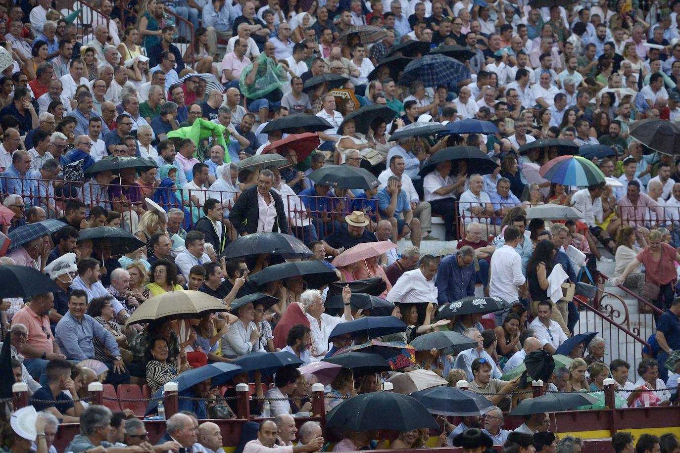 Las imágenes de los asistentes a la corrida de La Romería