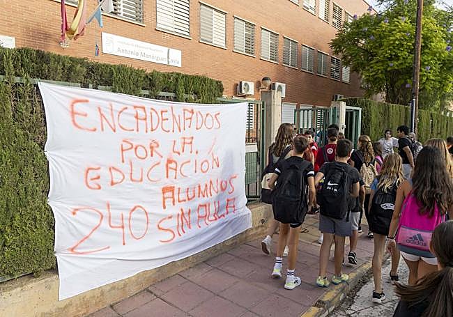 Pancarta de protesta colocada en el IES Menárguez Costa de Los Alcázares.