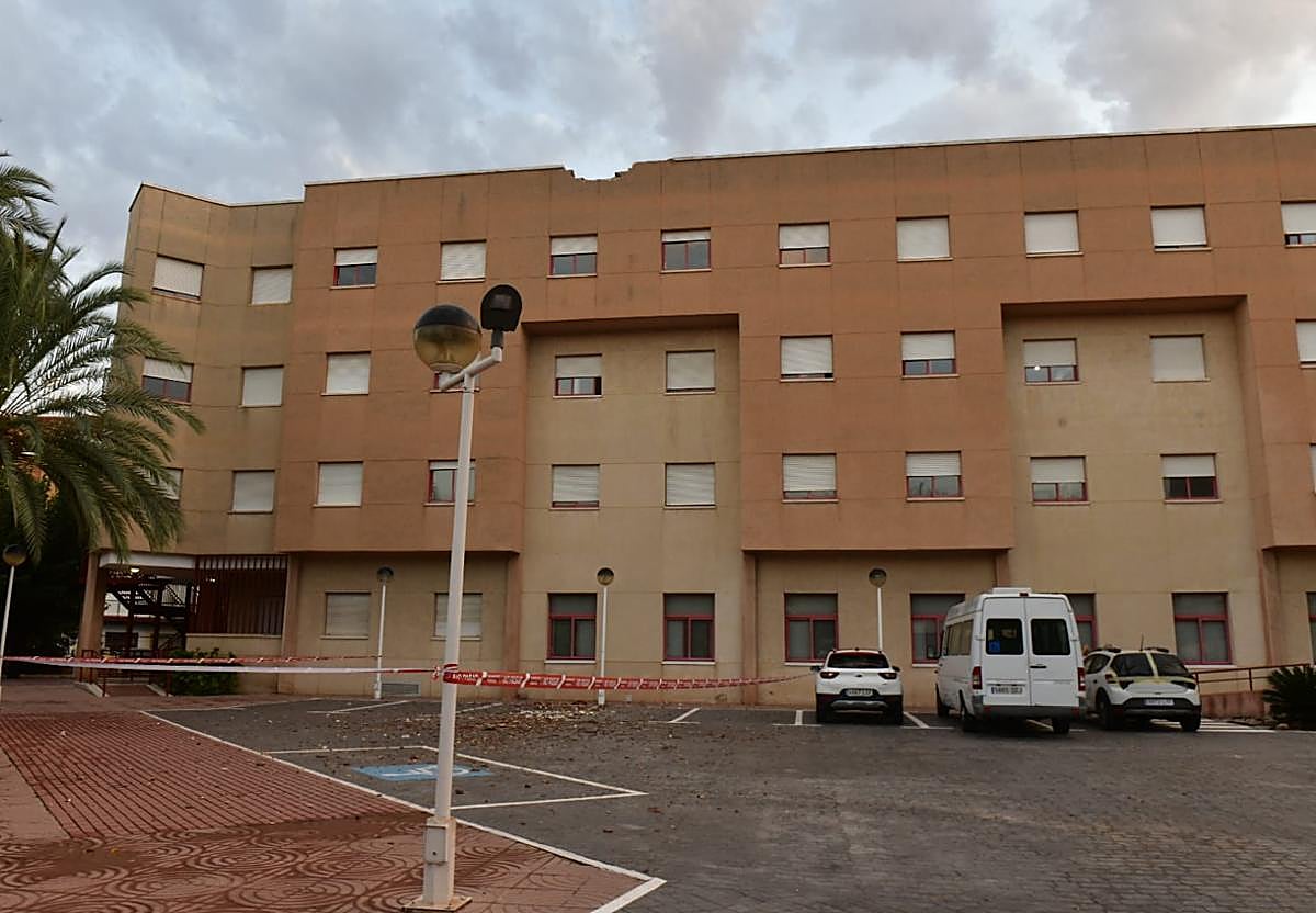 Destrozos en el muro de la terraza por la caída de un rayo.