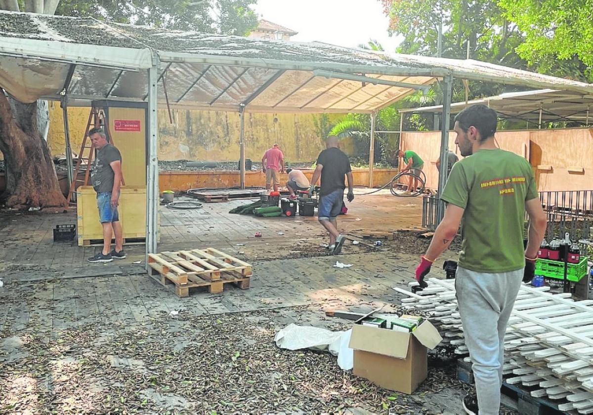 Trabajos de desmontaje de uno de los ventorrillos instalados en el jardín del Malecón.