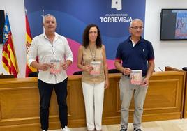 Los concejales de Fiestas y Playas, Rosario Martínez y Antonio Vidal, presentan el cartel junto al representante de la Cofradía de la Virgen del Rosario, Cayetano Gil.