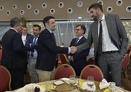 José Ángel Antelo (d) saluda a Samuel Mendoza, uno de los hijos de José Luis Mendoza, en presencia de Juan María Vázquez (i).