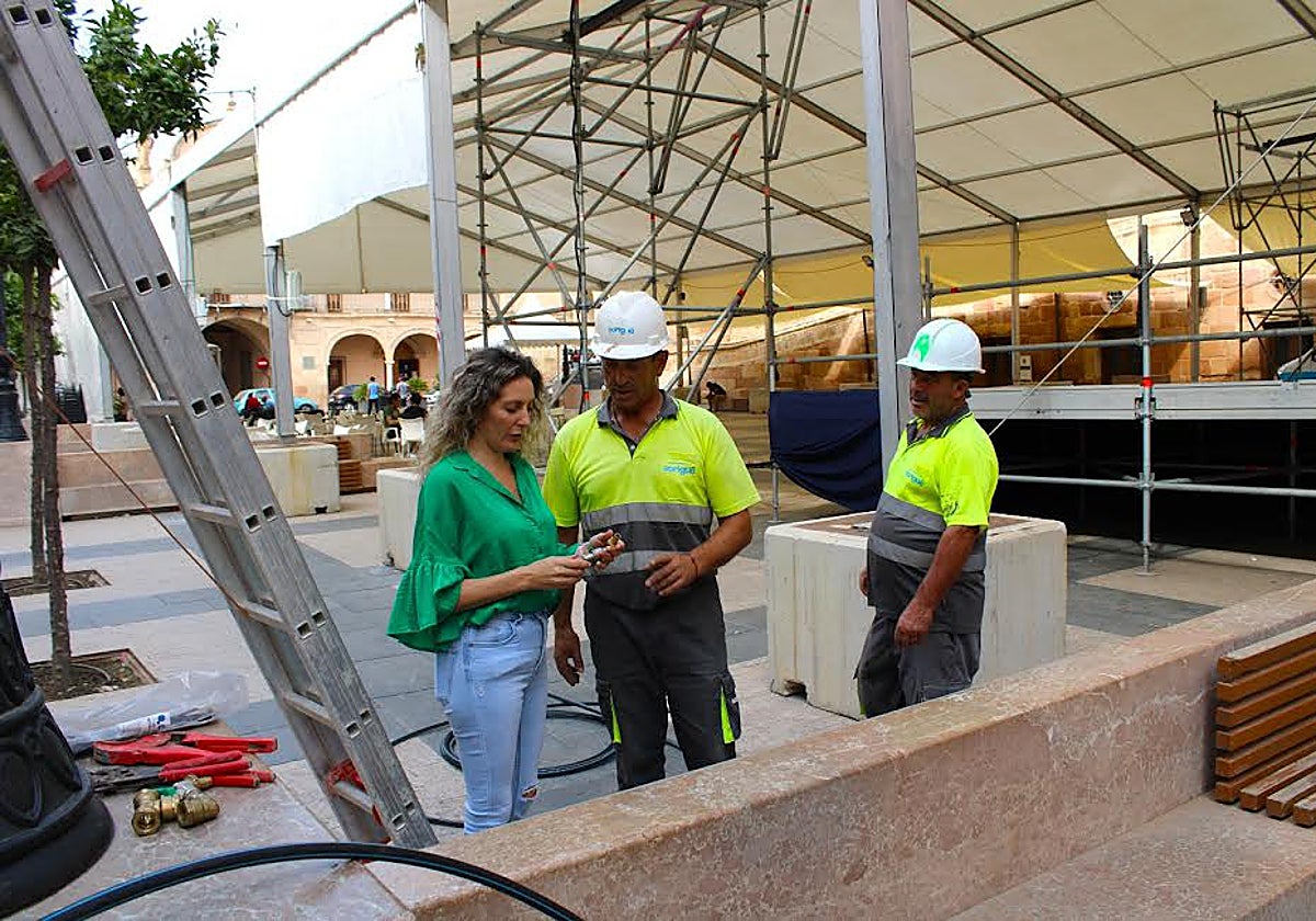La concejala de Festejos supervisa el dispositivo de feria en la plaza de España.