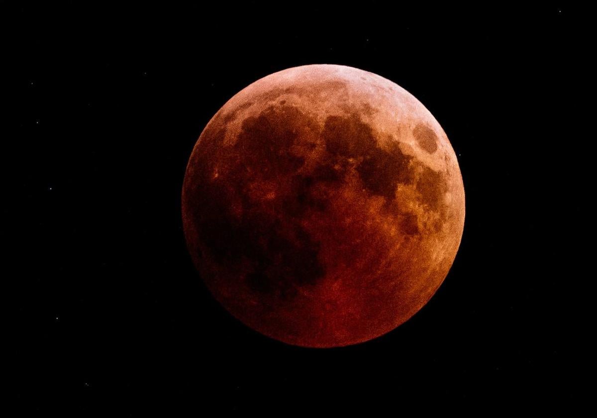 La luna durante un eclipse, en una imagen de archivo.