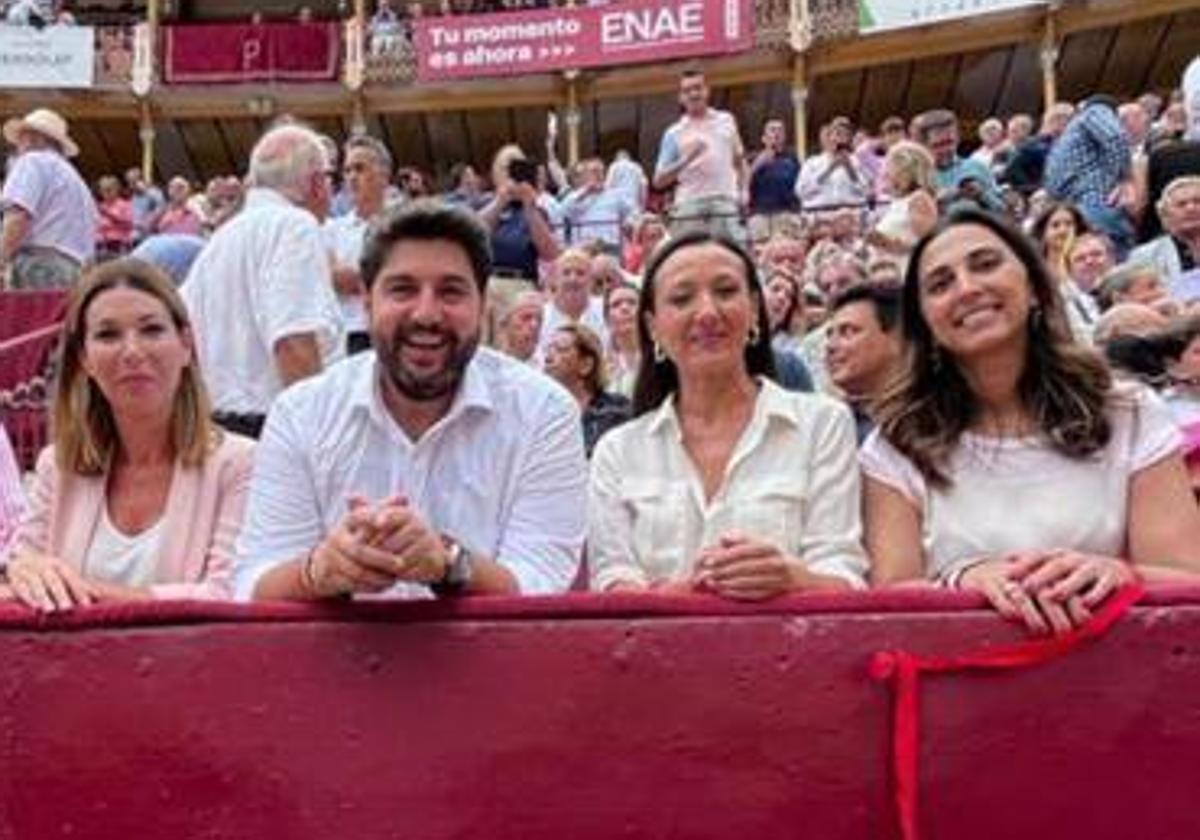 De izquierda a derecha: María del Carmen Ruiz Jódar, Fernando López Miras, Carmen María Conesa y Sara Rubira, en la Plaza de Toros de Murcia.