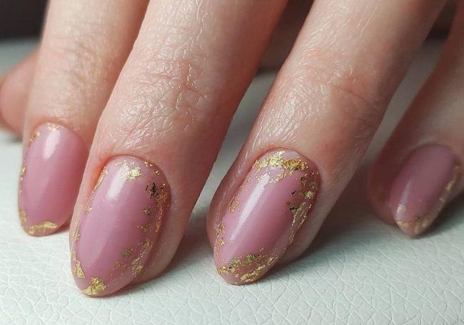 Diseño con tonos naturales y decorado con pan de oro.