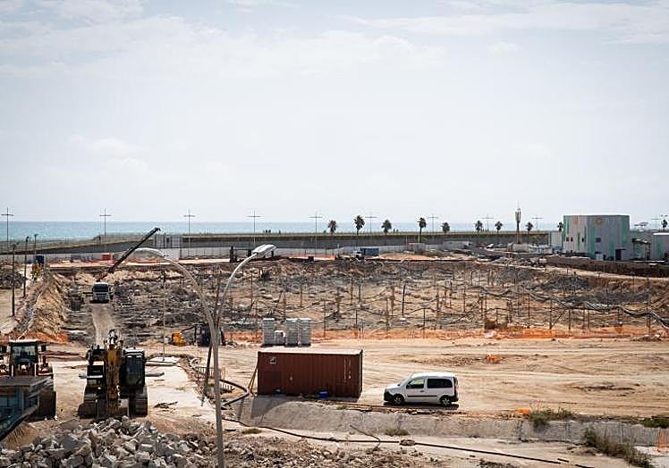 Estado actual de las obras del puerto vistas desde la Aduana.