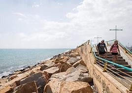 El dique de Levante es uno de los principales paseos marítimos de Torrevieja.