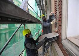 Dos obreros rehabilitan una vivienda en una imagen de archivo.