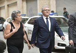 Una mujer aborda e increpa a José Vélez a su entrada en los juzgados este jueves.