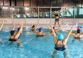 Varias personas practican aquagym en la piscina del Palacio de los Deportes de Cartagena.