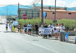 Vecinos del Camino de Tiñosa y el Carril Olmos, manifestándose para pedir mayor seguridad vial.