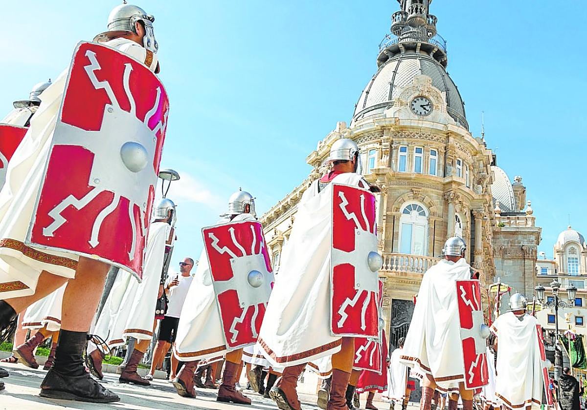 Legión romana pasando junto al Palacio Consistorial.