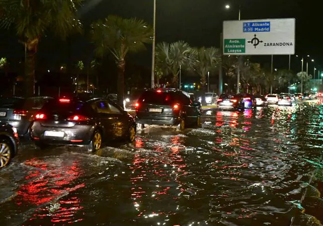 Reino de Murcia avenue, flooded by rain, this Friday.